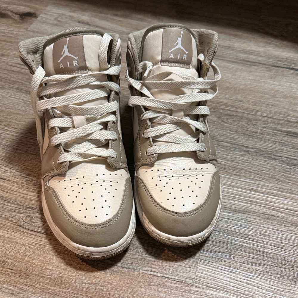 Nike Kids Sneakers in Tan and Cream